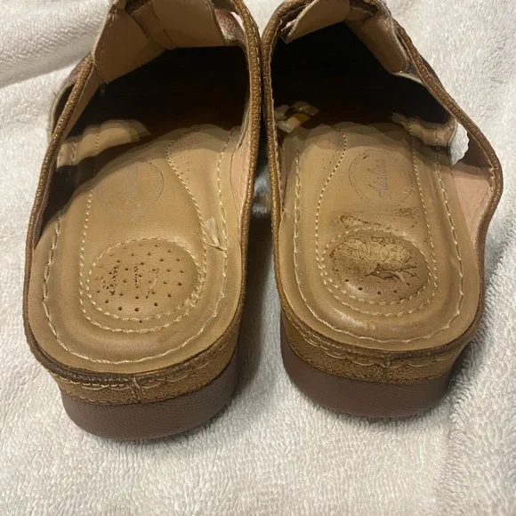 Floral Patterned Clogs - Picture 2 of 4